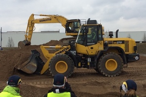  Auf dem neuen Komatsu Demo Center in Hannover: Der neue Radlader WA270-7  