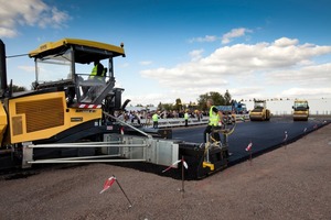  Perfekte Oberflächenstruktur auf 10 m Einbaubreite mit dem Bomag Fertiger BF 800Fotos: Bomag 