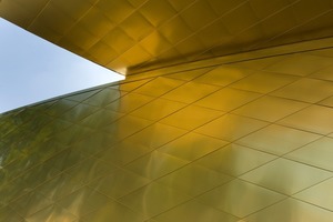  Anspruchsvoll: Die Fassadenbekleidung aus Kupferschindeln, die mit einer speziellen goldfarbenen Legierung veredelt wurden, machen aus dem Supermarkt ein architektonisches Juwel 