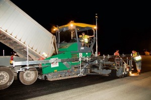  Zuverlässigkeit war entscheidend: Ein Lkw nach dem anderen übergab sein Mischgut an die Super Fertiger, die Nacht für Nacht ohne Ausfallzeit arbeitetenBei der Deckschicht übernahm das Ultraschall-Sensorensystem die Höhensteuerung. Dieses System gleicht selbst geringste Unebenheiten präzise aus und stellte so eine perfekte Ebenheit in Längsrichtung sicherFotos: Vögele 