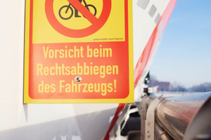  Vorbildlich: Die Silo-Auflieger sind mit einem Gefahrenschild für Radfahrer ausgestattet.  