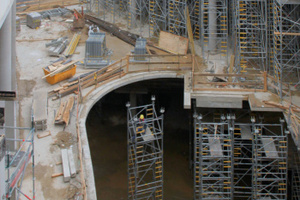  Auf Grund der besonderen Statik des Gebäudes sind die Decken in vielen Bereichen bis auf das Basement durch zu stützen.  