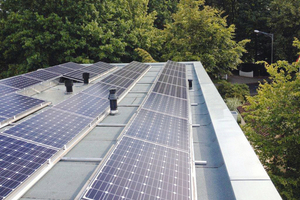  Mehr als 7 000 kWh Jahresertrag soll die auf dem Flachdach „versteckte“ Fotovoltaik-anlage erbringen 