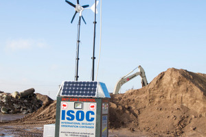  Das ISOC als Stahlcontainer-Ausführung mit Windkraftanlage und Solarmodulen auf einer Baustelle im Landkreis Leer 