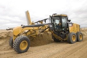  Neu bei Caterpillar sind die Grader der Serie M2; hier demonstriert der 140M2 die großen Verstellmöglichkeiten der Schar bis fast zum vertikalen ArbeitenFoto: Zeppelin Baumaschinen 