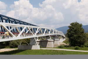  Mit der 455 m langen Fuß- und Radwegbrücke über zwei Donauarme bei Deggendorf wird ein Bauwerk ausgezeichnet, das sich dank seiner scheinbar schwebenden, filigranen Stahlfachwerkkonstruktion als gelungenes Pendant neben der benachbarten Eisenbahnbrücke behaupten kann. 