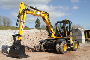  Der tiefe Schwerpunkt des JCB Hydradig sorgt für enorme Stabilität und hohe Hubkraft. Praktischer Nebeneffekt der kompakten Bauweise: Der Zugang zu Motor, Kühlung und Hydraulik kann vom Boden erfolgen. 