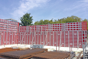  Die Schalungssysteme von Mayer basieren alle auf dem logischen Meterraster. In Schweinfurt wurden hauptsächlich 3,0 x 1,5 m Elemente eingesetzt und entsprechend der geforderten Wandhöhe bis über 6 m aufgestockt. 