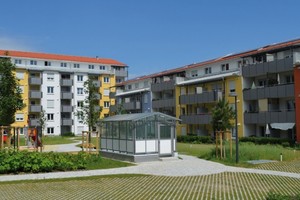  Wohnanlage in München-Neuhausen: Die farbenfrohe Gestaltung des verputzen Ziegelmauerwerks und ein begrünter Innenhof erzeugen eine angenehme Wohnatmosphäre.  