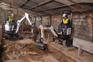  Bei Entkernungen und Innenabbruch leisten Mikrobagger wie diese beiden Bobcat E08 und E10 mit Hammer und breiter Räumschaufel wertvolle DiensteFoto: Doosan 