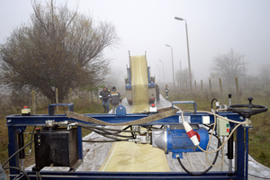  ganz oben: Nordipipe wird mit dem speziellen Nordipox D Epoxid-Harzsystem durch eine mobile Imprägniermaschine nahe der Baustelle imprägniertInversieren des Kalibrierschlauches mit Hilfe einer Drucktrommel bei geringem Druck und einer Geschwindigkeit von 3-5 m/min 