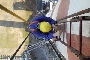  Eine halbe Stunde dauert die Fahrt auf die „Baustelle“: Erst im Stahlkorb zur 160 m hohen Turmspitze und dann wieder runter ins Innere des Beton-Kamins 