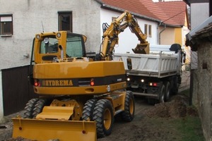  Der 11,5 t schwere M1100C Serie 2 von Hydrema besitzt einen Unterwagen in Modulbauweise, um je nach Bedarf nur Stützschild oder auch Pratzenabstützungen verwenden zu könnenFoto: Hydrema 