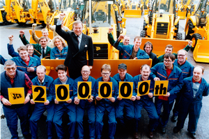  1996: Sir Anthony Bamford feiert mit seinen Mitarbeitern die Produktion des 200.000sten Baggerladers. 