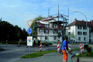  3 Diesen stark befahrenen Verkehrskreisel mussten die Schläuche der Heizanlage auf einer eigens installierten Rohrbrücke überqueren                                                                                                                                                       Fotos: Insituform 