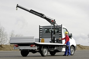  Hiab– Sprinter 313 CDI mit Normal-Radstand und Ladekran der 2- bis 4-tm-Klasse. Der Kran verfügt über eine Ausladung von mehr als 6,5 m. Er ist hier zusammen mit einer 3000 mm langen Ladepritsche montiert. Die Stirnwand sowie die abklappbaren Seitenwände und die Rückwand sind aus Aluminium-Hohlprofilen gefertigt 