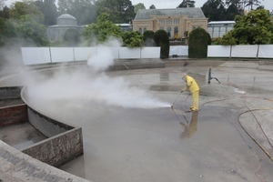  Um einen kraftschlüssigen Verbund der nachfolgenden Schichten zu gewährleisten, wurden die Betonflächen durch Wasserhöchstdruckstrahlen gereinigt und aufgeraut. So konnten lose Teile sowie Verschmutzungen effektiv entfernt werden 