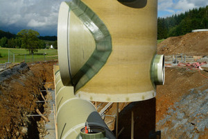  GFK-Überlaufschacht DN 3000 im „Anflug“ auf der Baustelle Bad Steben-Bobengrün. 