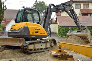  Multifunktional: Der 8MCR ersetzt auch einen Radlader auf der Baustelle. 