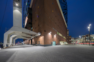  Für die Reihenverbände am Fuße der Elbphilharmonie wurden bis zu fünf verschiedene Pflastersteinformate verwendet, dies je nach Belastung in 12 oder 8 cm Dicke. 