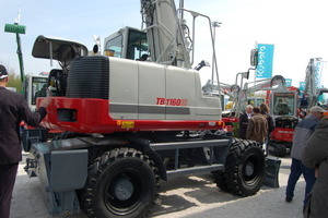  Takeuchi, vertreten durch W. Schäfer Baumaschinen, stellte den neuen TB1160W vor, mit 14,6 t Gewicht der größte Mobilbagger des japanischen Herstellers 