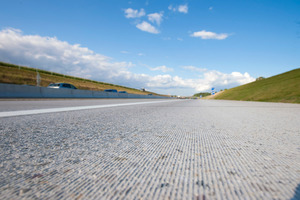  Grinding: Seit Ende 2011 steht die Erprobungsstrecke auf der A 94 für den Verkehr zur Verfügung. Neu an dieser Fahrbahn ist, dass ihre Oberfläche eine längsgerichtete so genannte Grinding-Textur aufweist.Foto: HeidelbergCement/Fuchs 