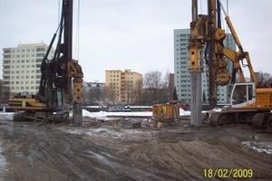  v.l.n.r.: Zielschacht zwischen Havel und HochhausSchablone für die BohrpfähleIm Hintergrund: Einblick in das fertige Bauwerk 