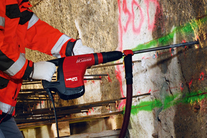  Der neuartige Hilti Hohlbohrer TE-YD in der Anwendung mit einem Hilti Kombihammer TE 50 und Staubabsaugung 