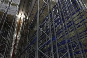  Klassische Zusammenhänge zwischen Logistik- und Bauplanung waren beim Tiefkühl-Hochregallager der Panelux zu bedenken: Das Dach konnte erst geschlossen werden, nachdem die Regalbediengeräte von oben eingesetzt waren 