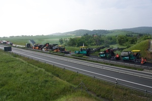  Mitten im Harz, in unmittelbarer Nähe zu Wernigerode, wurde im Mai 2016 die B6n mit zwei Inline-Pave Zügen heiß-an-heiß saniert. 