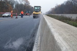  links: Drainasphalt: Das Wasser sickert direkt in die offenen Poren des Fahrbahn-Belags ein und wird erst auf einer zweiten Entwässerungsebene, einer Abdichtung aus Bitumen, wirklich abgeleitet.oben: A 661: eine spezielle Linienentwässerung schafft ausreichend Retentionsraum;  beim Einbau der Recyfix-Kunststoff-Rinnen ließ sich das Material leicht und schnell verarbeiten.rechts: Die Recyfix Plus X Rinnen wurden nach der Vorgabe des Planers mit entsprechend positionierten Einlauföffnungen im Rinnenkörper unterhalb der verzinkten Stahlzarge versehen. 