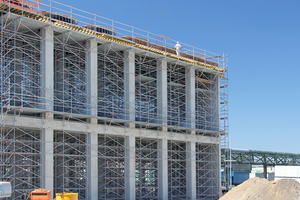  Während der Rohbauarbeiten des neuen Silos sind sowohl zum Betonieren der Unterzüge als auch für die oberste Decke Traggerüste als Schalungsunterstützung erforderlich. 