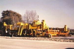  Der Gomaco GP 5000 der Firma Kieserling war weltweit der erste Betonfertiger für 15,25 m Einbaubreite, hier 1984 auf der A 31 bei Coesfeld. 