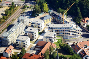  ADLER-QUARTIER, WANGENMit dem Adler-Quartier entstanden auf einer Fläche von rund 12.000 Quadratmetern 108 Wohnungen, zehn gewerblich genutzte Flächen sowie zwei Tiefgaragen mit zusammen 120 Pkw-Stellplätzen und weitere 75 oberirdische Stellplätze. Vom Baubeginn im September 2011 bis zur Fertigstellung im Januar 2014 vergingen nur knapp zweieinhalb Jahre. Für die Gebäudesubstanz der fünf Neubauten wurde ein gefüllter, hochwärmedämmender Ziegel verwendet, vorwiegend in der Stärke 36,50 cm. Der Ziegel überzeugt mit einem Wärmedurchgangskoeffizienten (U-Wert) von 0,26 W/(m²K) und einem Schallschutzwert von 51db. Für die jeweiligen Penthouse-Etagen wurde ein weiterer gefüllter Premiumziegel verwendet, der mit seiner Wärmeleitfähigkeit von lediglich 0,07 W/(m²k) für eine zusätzliche Dämmung des oberen Geschosses sorgt.  