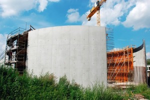  2 Die Vorhaltung von einem halben Takt, der an der jeweils nächsten Station bereits aufgebaut wird, während am eigentlichen Takt noch betoniert wird, beschleunigt die laufenden Schalarbeiten um rund 50 Prozent 