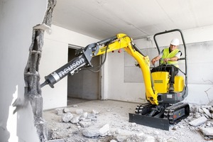  Die meisten Mikrobagger erledigen neben Bagger- auch andere Arbeiten, hier ein Wacker Neuson 803 mit Hydraulikhammer beim Aufstemmen innerhalb eines GebäudesFoto: Wacker Neuson 