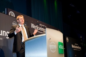  Stefan Wirtgen (Gesellschafter und Vorsitzender des Aufsichtsrats der Joseph Vögele AG) begrüßte die Gäste und hielt seine Jahresabschluss-Rede vor dem interessierten Auditorium 