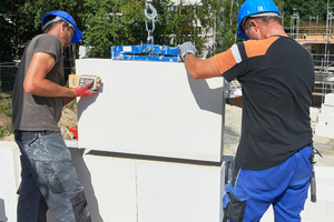  Großformatige Unika-Kalksandstein-Planelemente bieten rationelle Verarbeitung sowie hohen Schall- und Brandschutz. 