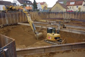  rechts: Beim Aushub wie in Nördlingen musste sich der Bagger bis zu einer Tiefe von acht Metern vorarbeiten. 