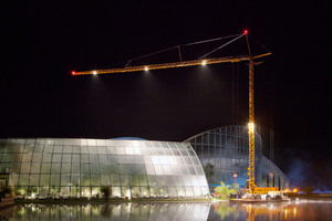  Beim Austausch der Glasplatten am Dach der Schwimmhalle waren durch die besonderen räumlichen Gegebenheiten nicht nur krantypische Eigenschaften sondern auch besonderes Geschick des Kranfahrers gefragt 