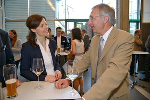  Erfahrungsaustausch auf höchstem Niveau: Alexandra Treutler, Niederlassungsleiterin Schwörer Bauindustrie, in angeregter Unterhaltung mit Prof. Josef Zimmermann von der TU München 