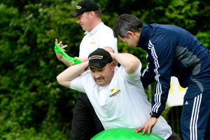  Impressionen der Vorsorgeübungen mit Medizinball, Gymnastik-matte und Therapieband 