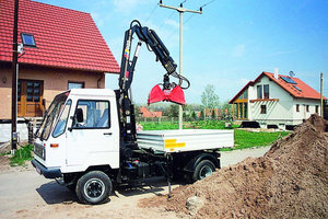  6 Multicar bietet mit dem M 26 einen vollwertigen Klein-Lkw, der dank leistungsfähiger Hydraulik selbst mit Ladekran eine gute Figur abgibt Foto: Multicar 