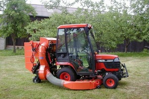  Für Traktoren von 18 bis 30 PS bietet sich der Anbausauger „Type Vario“ mit einem Fassungsvermögen von 600 oder 750 l an 