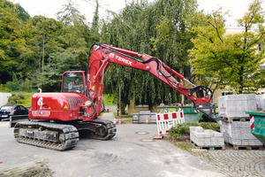  Mit dem Lehnhoff-Gabelträger am Schnellwechsler betätigt sich der Terex TC125 als geländegängiger Gabelstapler, der mit seinem Ausleger nicht nur hoch, sondern auch weit und tief reichen kann 