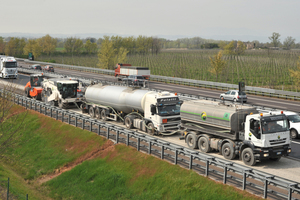   Bei seinem Recycling-Einsatz auf der A4 schiebt der WR 250 den Tankwagen vor sich her. Durch die Wasserzugabe wird das Schaumbitumen auf ein Vielfaches seines Volumens aufgeschäumt und schafft beim Einmischen in das Granulat hochwertige, bituminös gebundene Tragschichten 