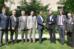  Dr. Hannes Zapf (rechts), bisheriger Vorsitzender der Kalksandstein-Verbände gratuliert Bernhard Göcking (links) zu seinem Amt des neuen Vorsitzenden. Der neue Vorstand der Verbände der Kalksandsteinindustrie: Martin Schneider-Jost, Markus Blum, Dr. Hans Georg Leuck, Jochen Bayer, Bernhard Göcking, Dr. Hannes Zapf, Frederic A. Dörlitz, Paul Bertmaring (v.l.n.r.) 