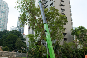  Bild 1 (und Bild 2): Sennebogen Teleskopkrane sind in Singapur gefragt: Bei Guan Chuan Enginneering &amp; Construction kommt ein 683 R-HD zur anspruchsvollen Spundwandmontage zum Einsatz 
