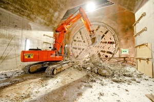  Oft werden kaum modifizierte Raupenbagger für Sonderaufgaben genutzt, hier im Tunnelbau ein Hitachi ZX250LCN-3 mit Verstellausleger bei der Spritzbeton-Verladung 