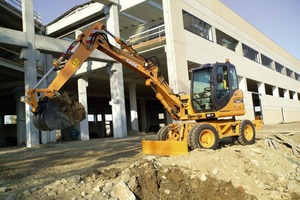  5 Als kleinster Case-Mobilbagger bietet der WX95 mit 74 kW Leistung beweglichen Versatzausleger, Zusatzhydraulik, 2-Ganggetriebe mit Kriechgang und drei LenkvariantenFoto: Case 